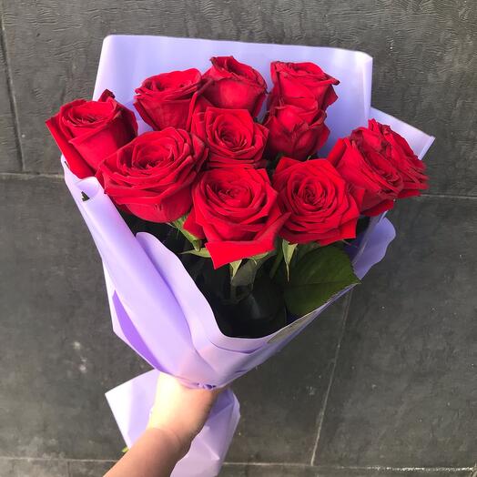 11 бордовых роз