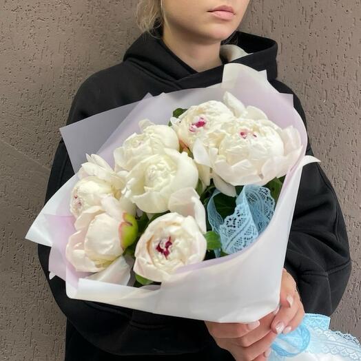 Букет из белоснежных пионов