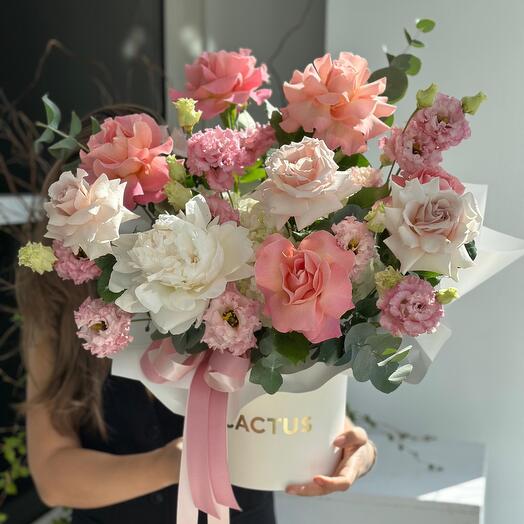 Авторская цветочная композиция в шляпной коробке