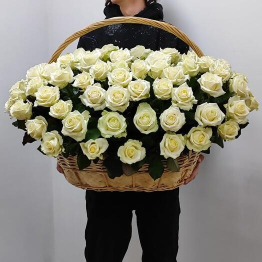 Корзина из 101 белой розы