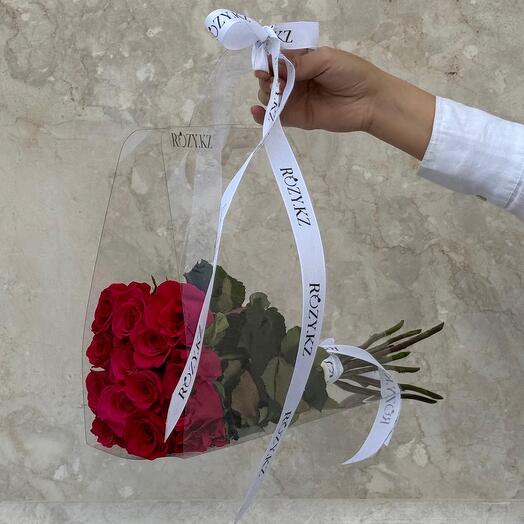 15 ярко-розовых роз в прозрачной сумочке