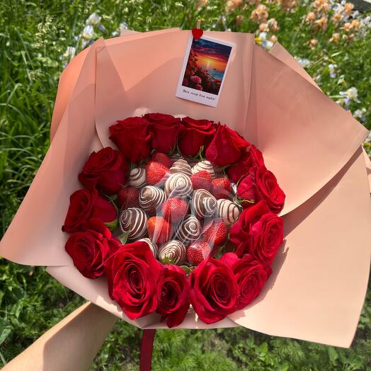 Букет из клубники в шоколаде и роз