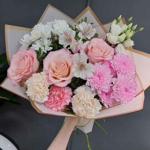 Delicado ramo de rosas, crisantemos, Dianthus, alstroemeria y eustoma