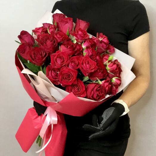 Ramo con alstroemeria y rosas arbustos "en tonos rojos"