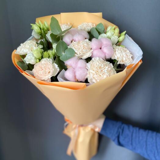 Авторский букет из диантуса, эустомы, эакалипта и хлопка