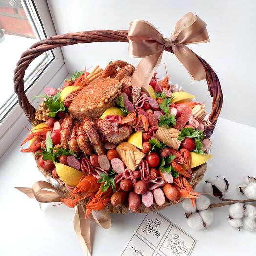 Корзина с крабом, раками, колбасками