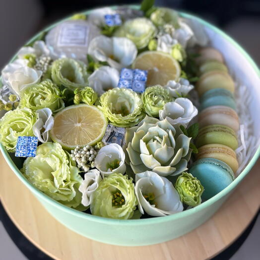 Наppy box with aroma candle macaroons