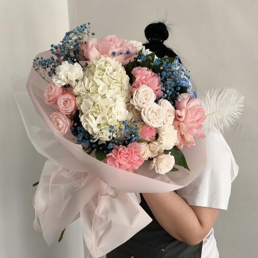 Delicado ramo con hortensias y plumas