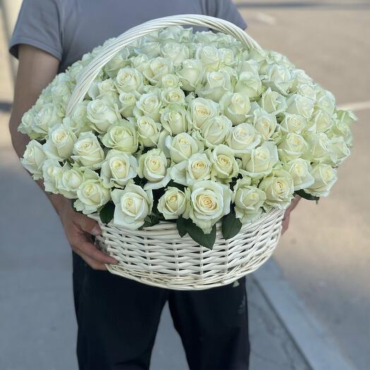 Корзина с белыми розами
