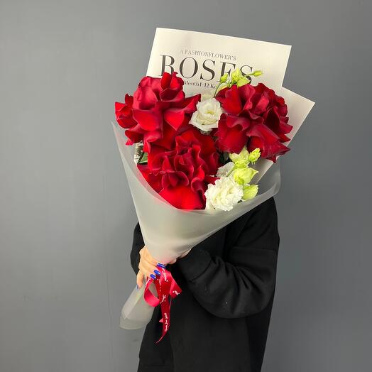 Ramo con rosas francesas y eustoma "Mary Poppins" (rojo)