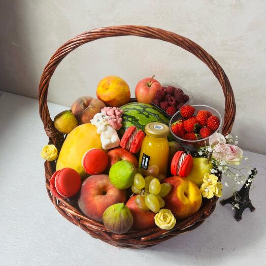 Корзина с фруктами и арбузом