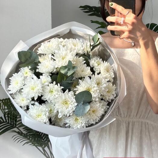 Кустовые хризантемы с эвкалиптом