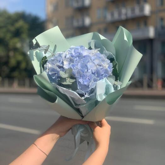 Букет с гортензией и эвкалиптом