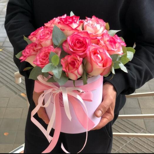 Коробка с розовыми розами и эвкалиптом