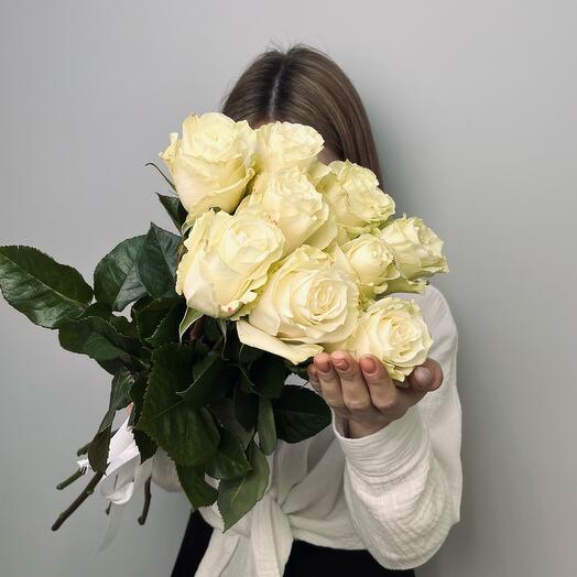 9 rosas blancas debajo de la cinta