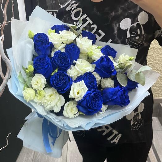 Букет с синими розами и эустомой