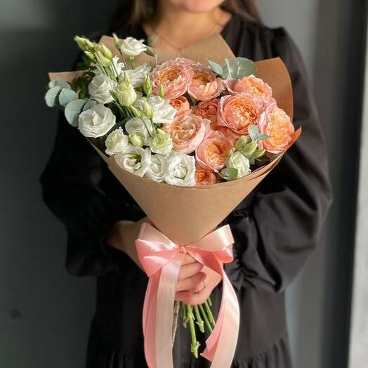 Букет из кустовой пионовидной розы и эустомы