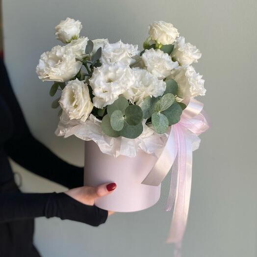 Композиция из белых лизиантусов «Нежность легка»