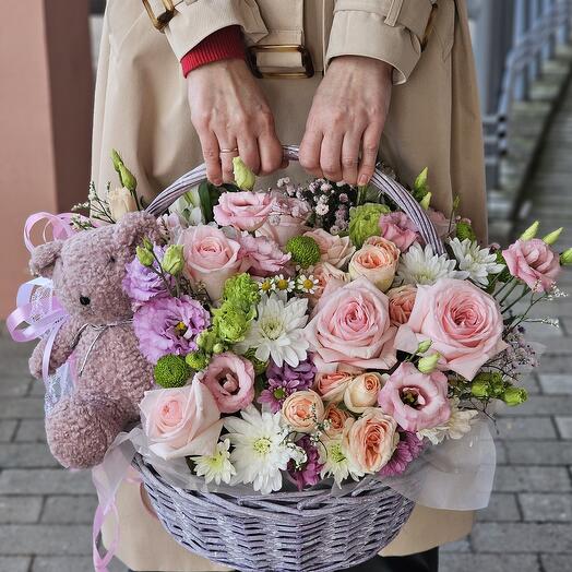 Корзина с цветами "lovely" с мишкой