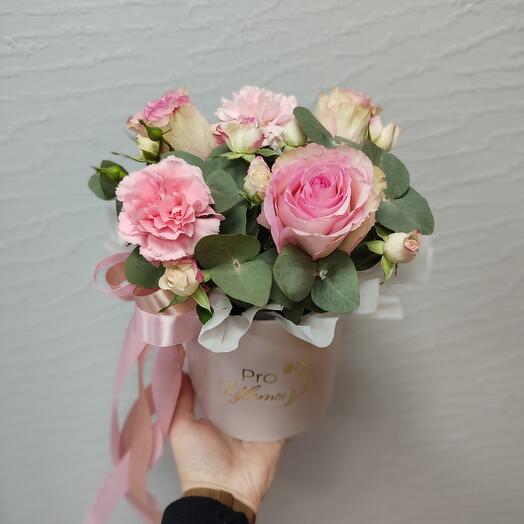 Caja de rosas y Dianthus