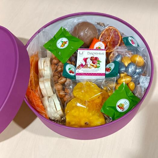 Подарочный набор с чаем и вкусными сладостями