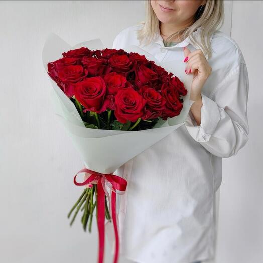 Моно букет из 15 бордовых роз 60 см в упаковке