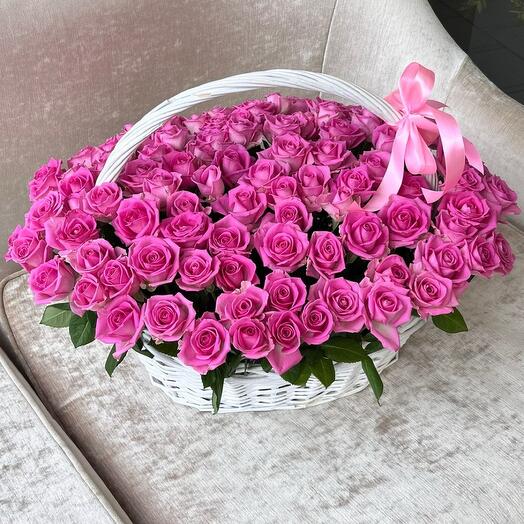 Корзина с с розовыми розами