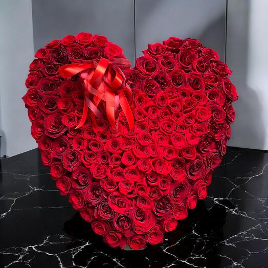 Corazon gigante de rosas rojas