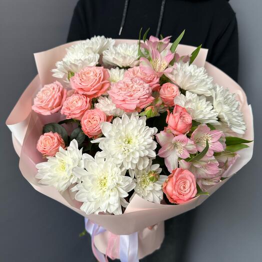 Пишний стійкий букет з кущових піоновідних троянд, хризантем і альстромерії