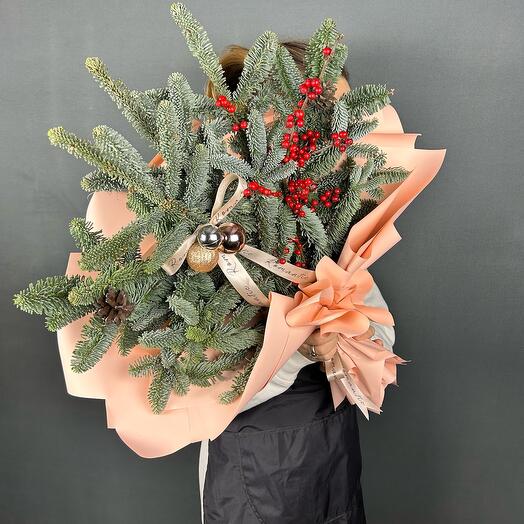 Букет из Ели живой ( нобилис)и Илекс ( ягода) с шишками и игругкамиНовогодний Праздничный, Ель, Елка