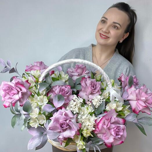 Нежная корзина с лавандово-сиреневыми французскими розами, белыми альстромериями и стабилизированной гортензией💜🤍💜