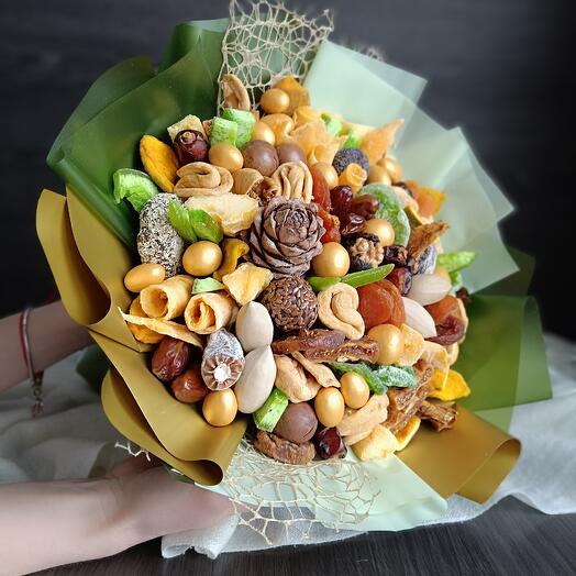 Съедобный букет с орехами и сухофруктами