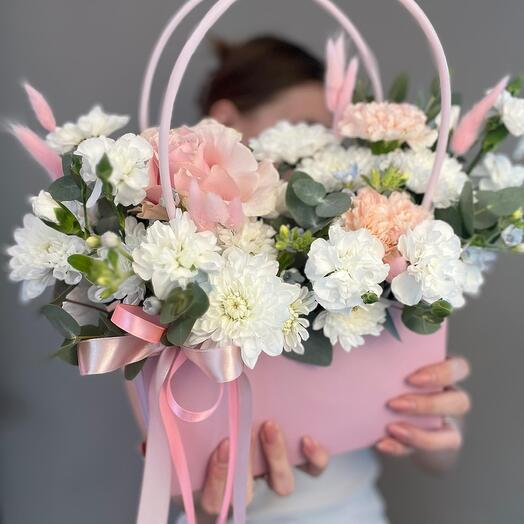 Композиция цветов «Сумочка» с розой и хризантемами