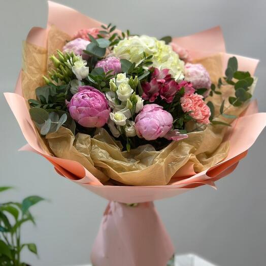 Нежный букет с пионами