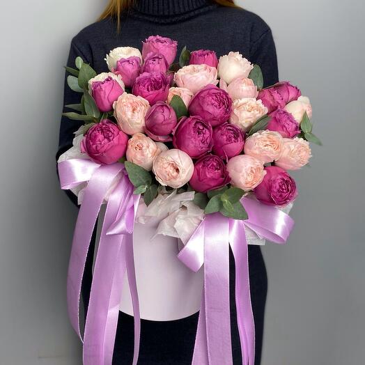 Bouquet of peony-shaped roses in a hatbox