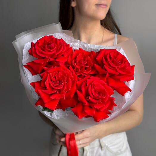 Красивый букет красные французские розы алые