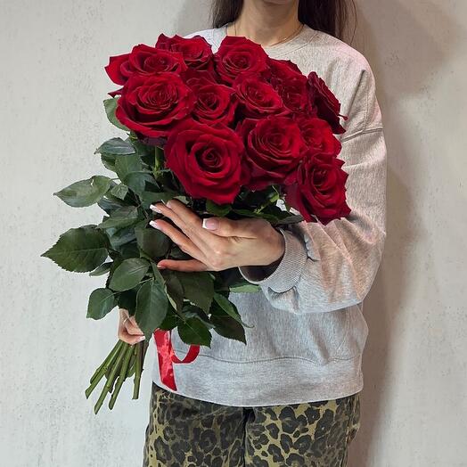 Mono de rosas rojas