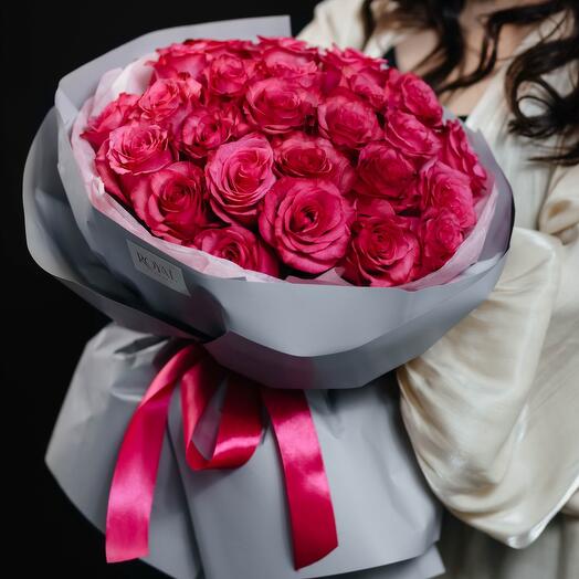 Стильный букет из 25 малиновых роз