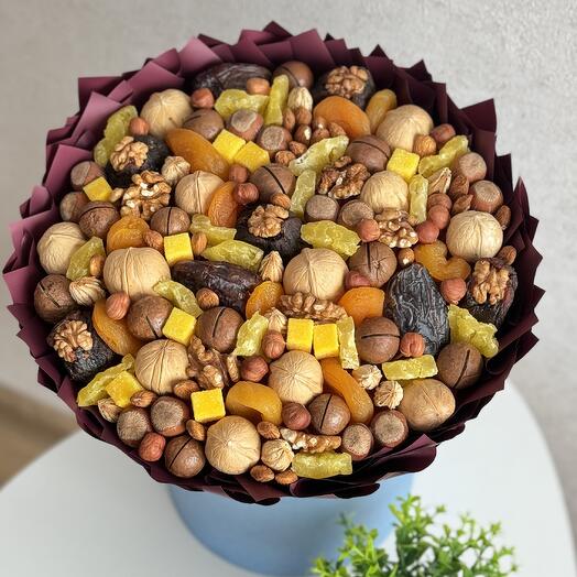 Букет из сухофруктов с орехами