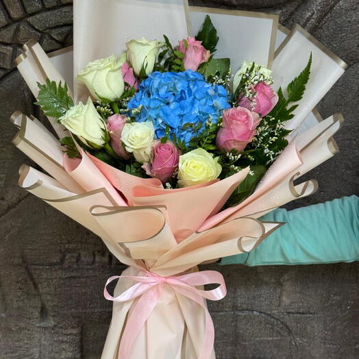 Dreamy Pastel Bouquet:Bouquet of 1 Blue Hydrangea   12 Pink   White Roses in a nice wrapping