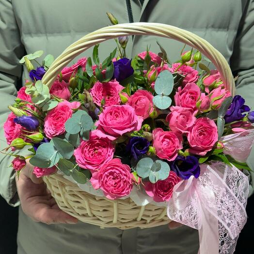 Корзина с пионовидными розами и эустомой