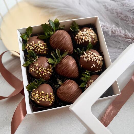 9 fresas cubiertas de chocolate con nueces