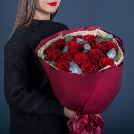 Букет из 15 красных роз 50 см с эвкалиптом