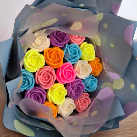 Ramo de 19 rosas de chocolate azul / marrón / rosa