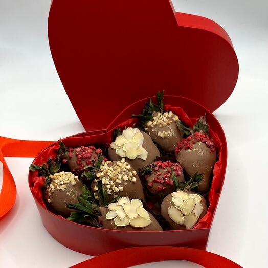 Клубника в шоколаде в коробочке красное сердце