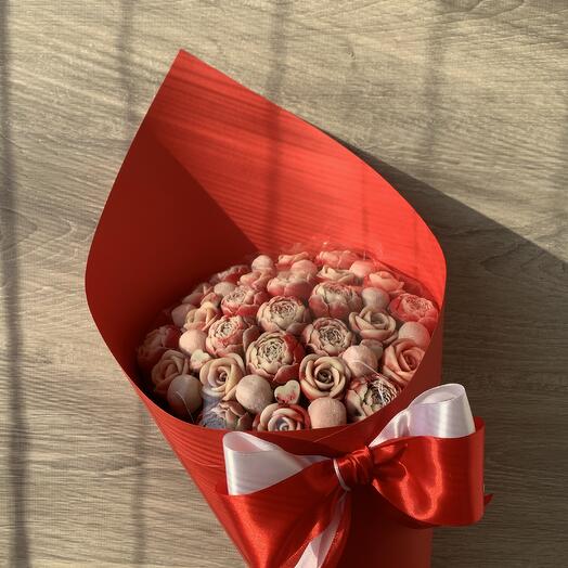 Букет из пионов и роз