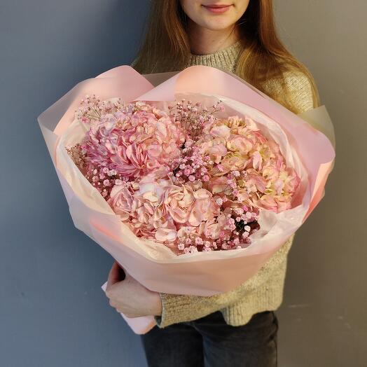 Букет из розовых гортензий