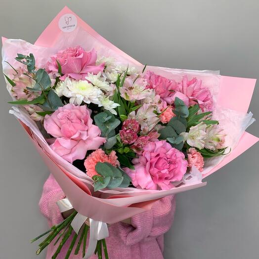 Delicado ramo con rosas de peonía francesa