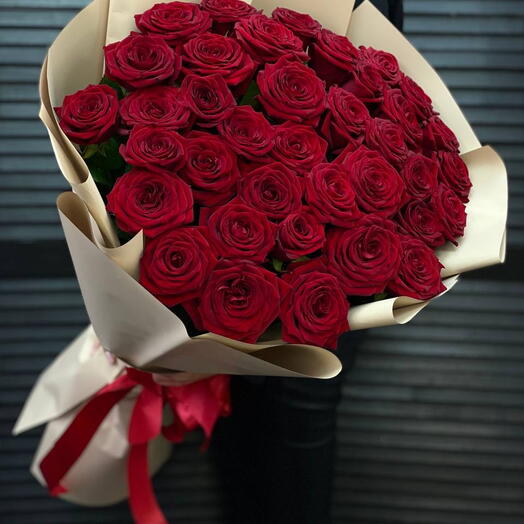 Букет из 35 красных роз 80 см с оформлением
