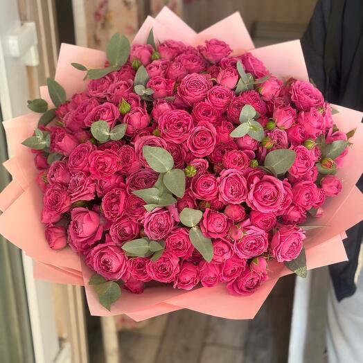 Ramo de 51 rosas arbustivas en forma de peonía con eucalipto